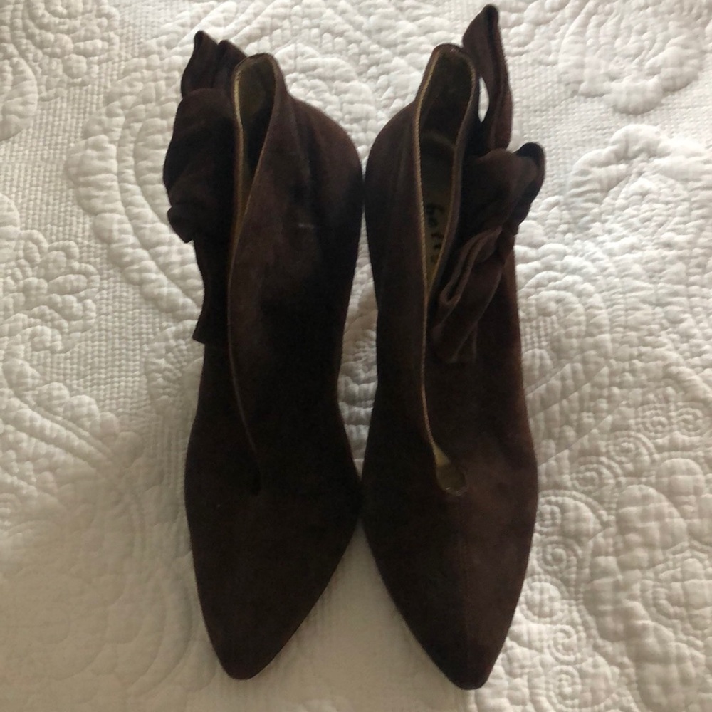 Bettye Muller brown suede booties w bow
